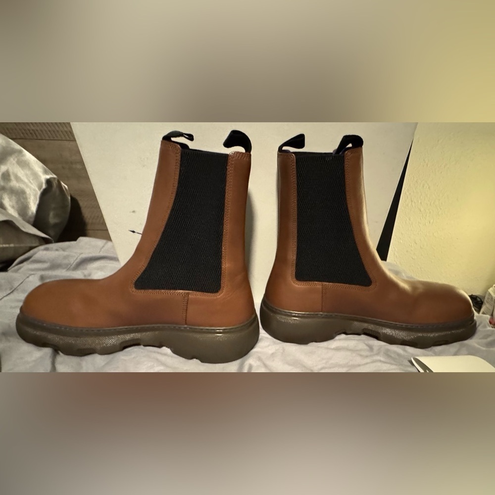 BURBERRY
Chelsea Boot in Walnut-hued leather
Mens EU 44 - Picture 9 of 12